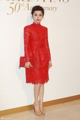 组图：范冰冰镂花红裙亮相烈焰红唇