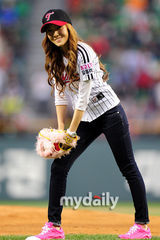 组图：少女时代成员Jessica担任棒球比赛开球员