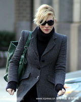 组图：凯特-布兰切特携子漫步街头神采奕奕