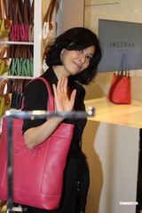 高清组图：刘嘉玲捞金秀金戒指 笑称梁朝伟表扬自己