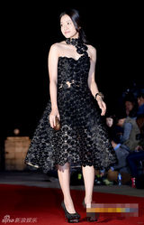 组图：高雅星亮相大钟红毯 露肩裙俏皮可爱