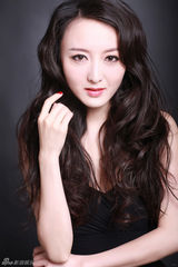 组图：何晴初春性感写真 展露梦幻女王气息