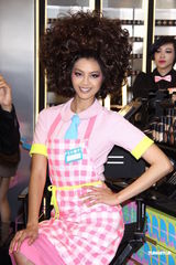 组图：林嘉绮霹雳娇妻装扮抢眼 与老公尚在蜜月期