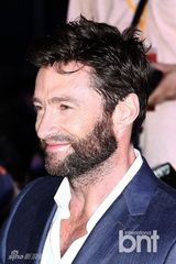 组图：休-杰克曼《金刚狼2》红毯卖萌逗乐