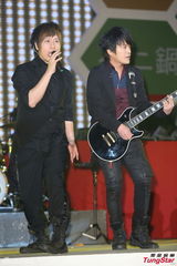 组图：五月天尾牙演出high爆 热度堪比演唱会