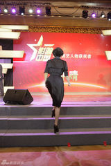 组图：许晴风衣大气抢镜 凭《如梦之梦》获奖