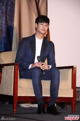 高清组图：金秀贤台湾会粉丝 帅气亮相讲台语