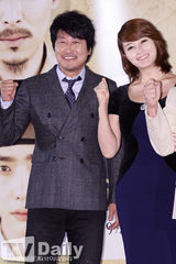 组图：李钟硕穿蜘蛛人格纹装亮相《观相》试映