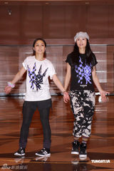 幻灯图集：Twins为个唱彩排 陈伟霆容祖儿探望加油