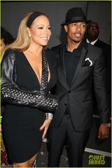 组图：玛丽亚吊绷带秀乳沟 与老公亲密走红毯