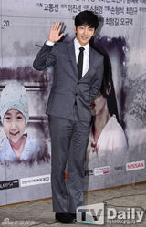 组图：李准基《Two Weeks》发布 西装笔挺帅气