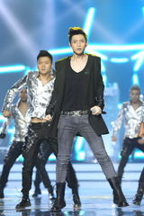 组图：魏晨黑衣热舞献唱 斩获最佳EP大奖