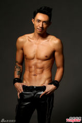 组图：张继聪露腹肌获老婆谢安琪赞赏