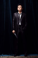 组图：王雨迷情间谍写真尽显绅士特工风范