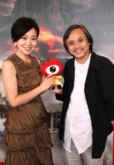 组图：《画壁》剧组亮相新加坡 与小浪亲密接触 