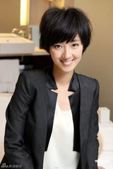 组图：桂纶镁拍写真黑衣黑裤出镜中性风显帅气