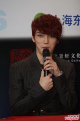 组图：韩国人气偶像金在中亮相上海魅惑帅气