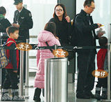 组图：伏明霞一家五口列队出游 教子有方似野营拉练