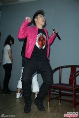 组图：潘玮柏摇下体跳哈林摇 对新恋情没有期待