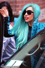 组图：Lady Gaga化身“蓝发魔女” 多伦多露天献唱