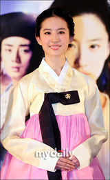 组图：《倩女幽魂》韩国首映 刘亦菲粉色韩服娇俏