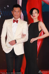 组图：郑秀文美背现金蛇装饰 与古天乐黑白配