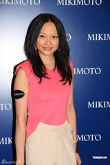 组图：官恩娜等众星出席活动 周汶锜大秀美背美腿