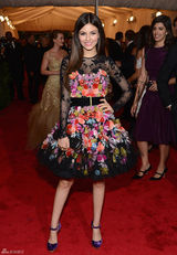 高清组图：维多利亚-嘉丝蒂黑纱花朵礼服亮相