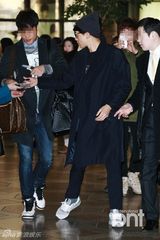 组图：歌手Rain飞日本开粉丝见面会 随和派签名