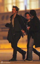 高清：《暮光之城》男女主角伦敦夜路把手牵