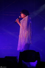 幻灯图集：郑秀文纪念入行20年 连换八套造型玩百变