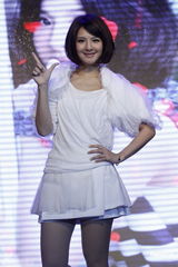 组图：郭静摆桃花阵玩招亲 获赠天后级专属麦克