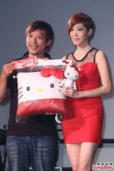 组图：陈珊妮见Kitty忘情卖萌