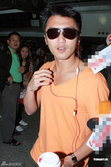 组图：谢霆锋潮装上海回港 拒回应为拉姑庆生