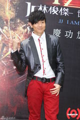 高清图：林俊杰为个唱造势 英俊现身相伴豪车