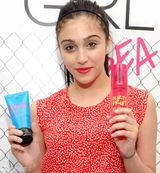 组图：麦当娜女儿罗德丝代言 热裤背心亮相