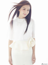 组图：刘涛白裙温馨出镜演绎冬日温暖