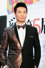 组图：吴樾获最佳男主角 豹纹西装红毯抢镜