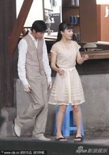 组图：俞灏明现身《爱在春天》片场 频捂脸似遮伤疤