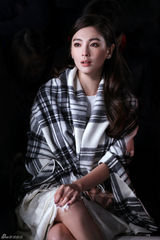 组图：张雨绮抵沪看秀露香肩 董洁裹严实