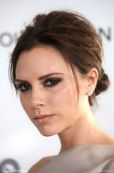 高清图：奥斯卡慈善派对 维多利亚米色礼服展身段 