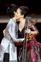 组图：章子怡获影后十连冠 与家人吃炸酱面庆祝