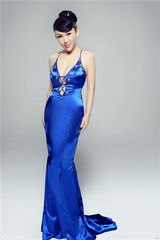 组图：周诗雅最新大片曝光 蓝色礼服上演极致诱惑