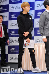 组图：SHINee办签名会 卫衣牛仔裤展大学生时尚