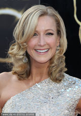 组图：拉拉-斯班瑟斜肩亮圈裙闪耀红毯