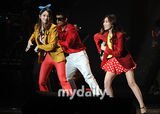 组图：韩女子组合Davichi开唱 T-ara等做嘉宾助阵