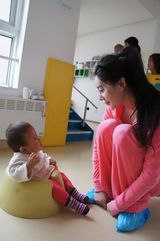 组图：女星姜欣雨素颜探望孤儿 送月饼共度中秋