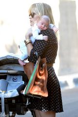 组图：瑞茜-威瑟斯彭带新生儿子出街 宝贝憨憨趴肩头