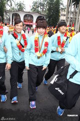 组图：郭书瑶拍《志气》化身拔河队员