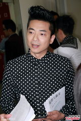 组图：马国明西装造型帅气亮相 与梁烈唯录节目